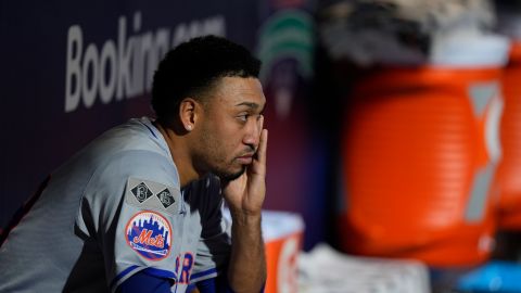 Edwin Díaz lucía frustrado en el dugout tras desperdiciar ventaja de Mets.