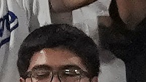 Jurickson Profar mira a los fanáticos de los Dodgers tras la atrapada a Betts.