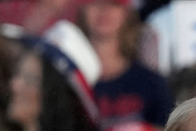 Trump escucha a Musk hablar durante un mitin de campaña en el Butler Farm Show, Pensilvania.