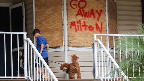 Residentes en Florida se preparan para el huracán Milton