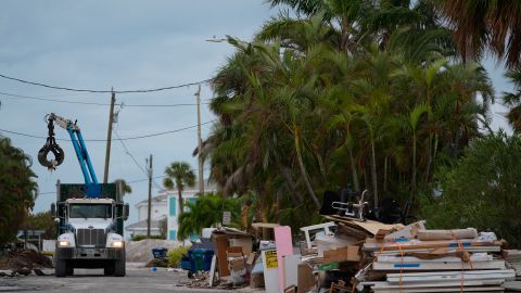 Vientos del huracán Milton podrían estrellar grúas de construcción contra edificios