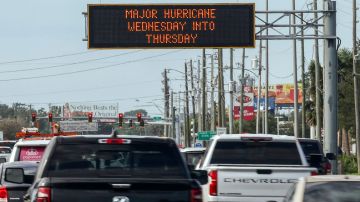 Congestión por evacuaciones en Florida debido a huracán Milton