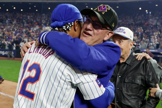 Lindor y Cohen celebrando la clasificación a la Serie de Campeonato.