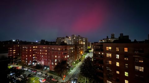 Aurora boreal en Queens, NYC el 10 de octubre de 2024.