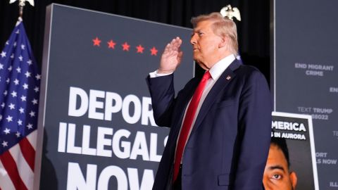 El candidato presidencial republicano y expresidente Donald Trump saluda en un acto de campaña en el Gaylord Rockies Resort & Convention Center, el viernes 11 de octubre de 2024, en Aurora, Colorado.