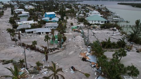 Los escombros yacen dispersos en Manasota Key, Florida, tras el paso del huracán Milton.