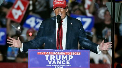 El candidato presidencial republicano y expresidente Donald Trump habla en un mitin de campaña en Calhoun Ranch, California.