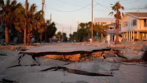 Biden anunciará más de $600 millones para proyecto de red eléctrica tras huracanes