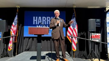 El expresidente Bill Clinton habla en el lanzamiento de la campaña de la vicepresidenta Kamala Harris en Albany, Georgia, el domingo 13 de octubre de 2024.