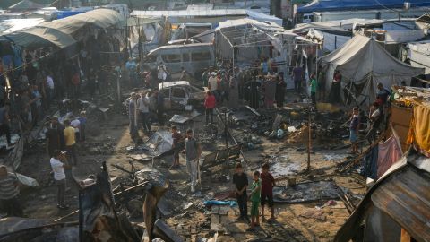 Palestinos observan los daños luego de que un ataque israelí impactara una zona de tiendas de campaña en el patio del hospital de los Mártires de Al Aqsa.