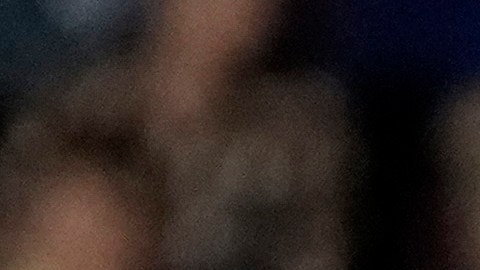 Kamala Harris habla mientras una imagen del candidato presidencial republicano, el expresidente Donald Trump, aparece en la pantalla durante un mitin de campaña en el Erie Insurance Arena, en Erie, Pensilvania.