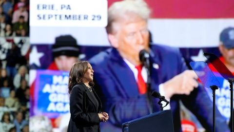 Kamala Harris habla mientras una imagen del candidato presidencial republicano, el expresidente Donald Trump, aparece en la pantalla durante un mitin de campaña en el Erie Insurance Arena, en Erie, Pensilvania.