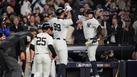 Jugadores de New York Yankees festejan el cuadrangular de Aaron Judge ante Guardians.