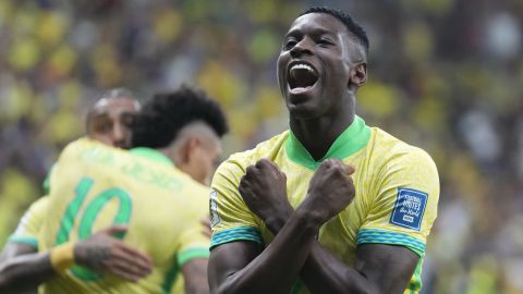 El brasileño Luiz Henrique celebra su gol ante Perú.