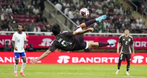 Raúl Jiménez intentó una chilena en el partido entre México y Estados Unidos.