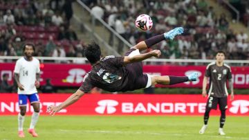 Raúl Jiménez intentó una chilena en el partido entre México y Estados Unidos.