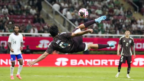 Raúl Jiménez intentó una chilena en el partido entre México y Estados Unidos.