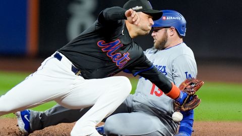 José Iglesias no pudo sacar out a Max Muncy en segunda.