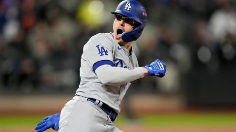 Kike Hernández celebra tras despachar cuadrangular ante Mets.