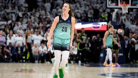 Sabrina Ionescu celebra el triple del triunfo de Liberty.