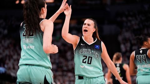 Breanna Stewart y Sabrina Ionescu celebran durante un pasaje del encuentro ante Lynx.