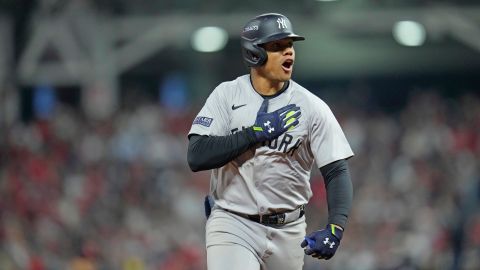 Juan Soto celebra tras conectar jonrón ante Guardians que dio triunfo a Yankees en la Serie de Campeonato de la Liga Americana.