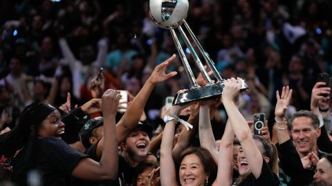 New York Liberty levanta el trofeo de campeón de la WNBA.