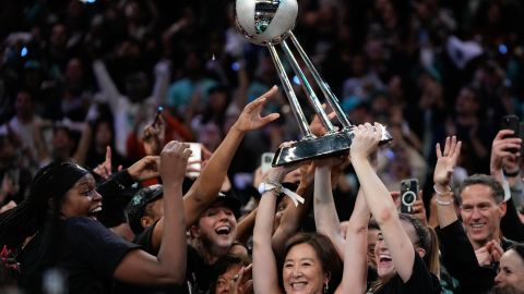 New York Liberty levanta el trofeo de campeón de la WNBA.
