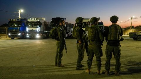 Israel precisó que más de 237 camiones llegaron el lunes.