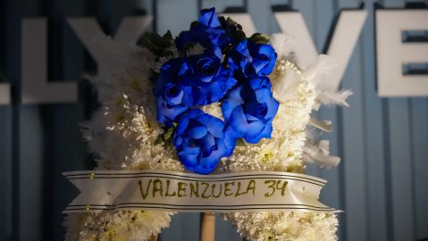 Un arreglo de flores en honor a Fernando Valenzuela fue dejado a las afueras del estadio de Los Angeles Dodgers.
