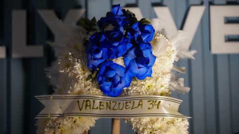 Un arreglo de flores en honor a Fernando Valenzuela fue dejado a las afueras del estadio de Los Angeles Dodgers.