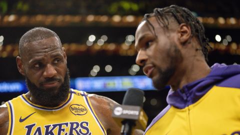 LeBron James y Bronny James en una entrevista post partido.