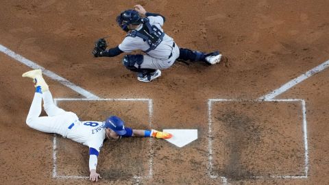 Kiké Hernández, de los Dodgers, y Austin Wells, de los Yankees en el Juego 2 de la Serie Mundial.