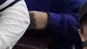 Fanáticos de los Yankees interfieren con la jugada del jardinero de Los Angeles Dodgers Mookie Betts.