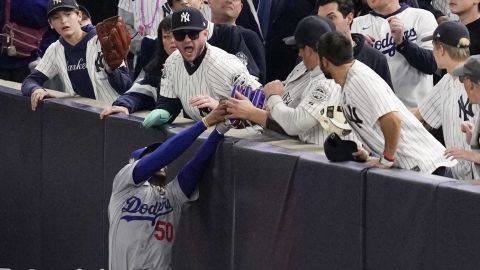 Mookie Betts forcejeó con fanático que intentó sacarle pelota del guante en Yankee Stadium