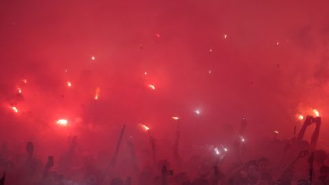 Hinchas de River Plate encendieron pirotecnia en el partido de Copa Libertadores ante el Atletico Mineiro.