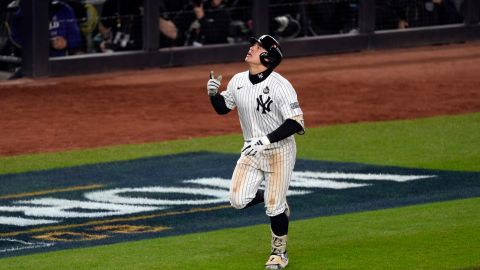 Anthony Volpe celebrando su grand slam en la Serie Mundial.