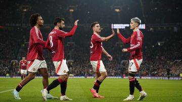 Manchester United con Van Nistelrooy a la cabeza convirtió goleada ante Leicester