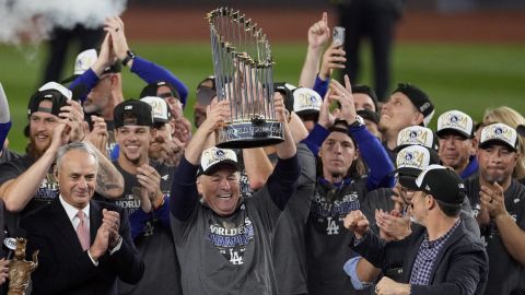 El presidente de Los Angeles Dodgers, Stan Kasten, levanta el trofeo de la Serie Mundial.