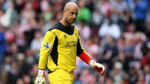 El español Pepe Reina terminó encajando el polémico gol.