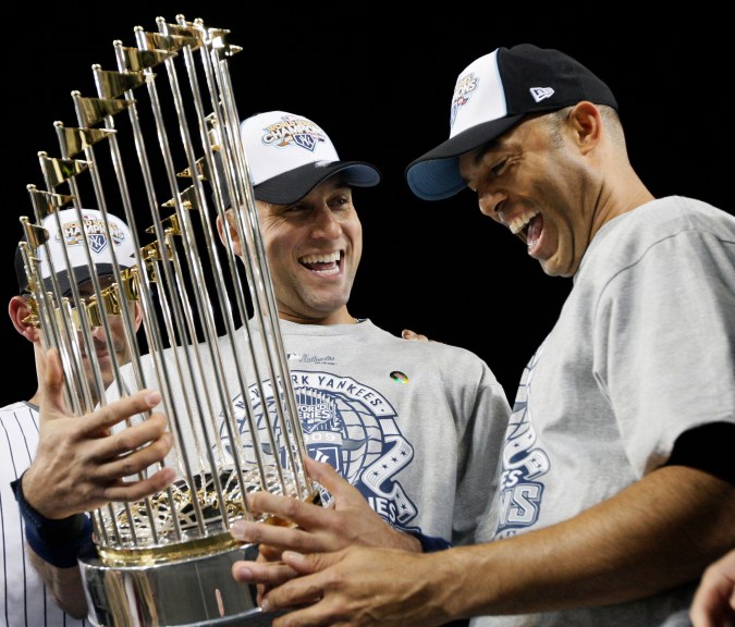 Derek Jeter y Mariano Rivera con el trofeo de la Serie Mundial.