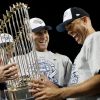 Derek Jeter y Mariano Rivera con el trofeo de la Serie Mundial.