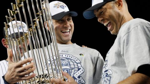 Derek Jeter y Mariano Rivera con el trofeo de la Serie Mundial.