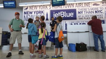 Pasajeros de JetBlue en el Aeropuerto Internacional John F. Kennedy de Nueva York