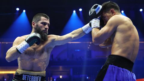 Artur Beterbiev campeón indiscutido tras derrotar a Dmitry Bivol en Riad