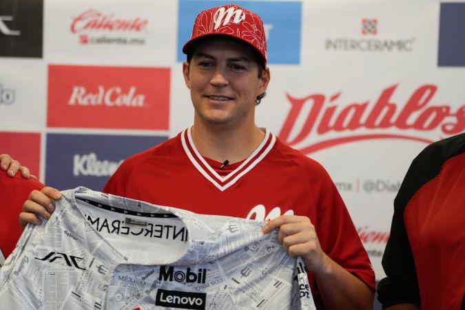 Trevor Bauer asiste a su ceremonia de presentación como nuevo lanzador abridor de los Diablos de México en el estadio Alfredo Harp Helú en la Ciudad de México, el viernes 22 de marzo de 2024. (Foto AP/Fernando Llano).