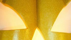 El presidente de Estados Unidos, Joe Biden (CL), y la primera dama, la Dra. Jill Biden (CR), reparten dulces y libros a los niños durante la jornada de trick-or-treat en la Casa Blanca.