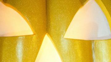 El presidente de Estados Unidos, Joe Biden (CL), y la primera dama, la Dra. Jill Biden (CR), reparten dulces y libros a los niños durante la jornada de trick-or-treat en la Casa Blanca.