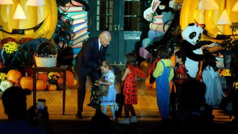 El presidente de Estados Unidos, Joe Biden (CL), y la primera dama, la Dra. Jill Biden (CR), reparten dulces y libros a los niños durante la jornada de trick-or-treat en la Casa Blanca.