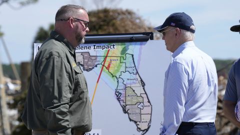 El presidente Joe Biden recibe un informe operativo del director John Louk, director de Gestión de Emergencias del condado de Taylor, Florida, sobre los daños causados ​​por el huracán Helene en Keaton Beach, Florida, el jueves 3 de octubre de 2024.